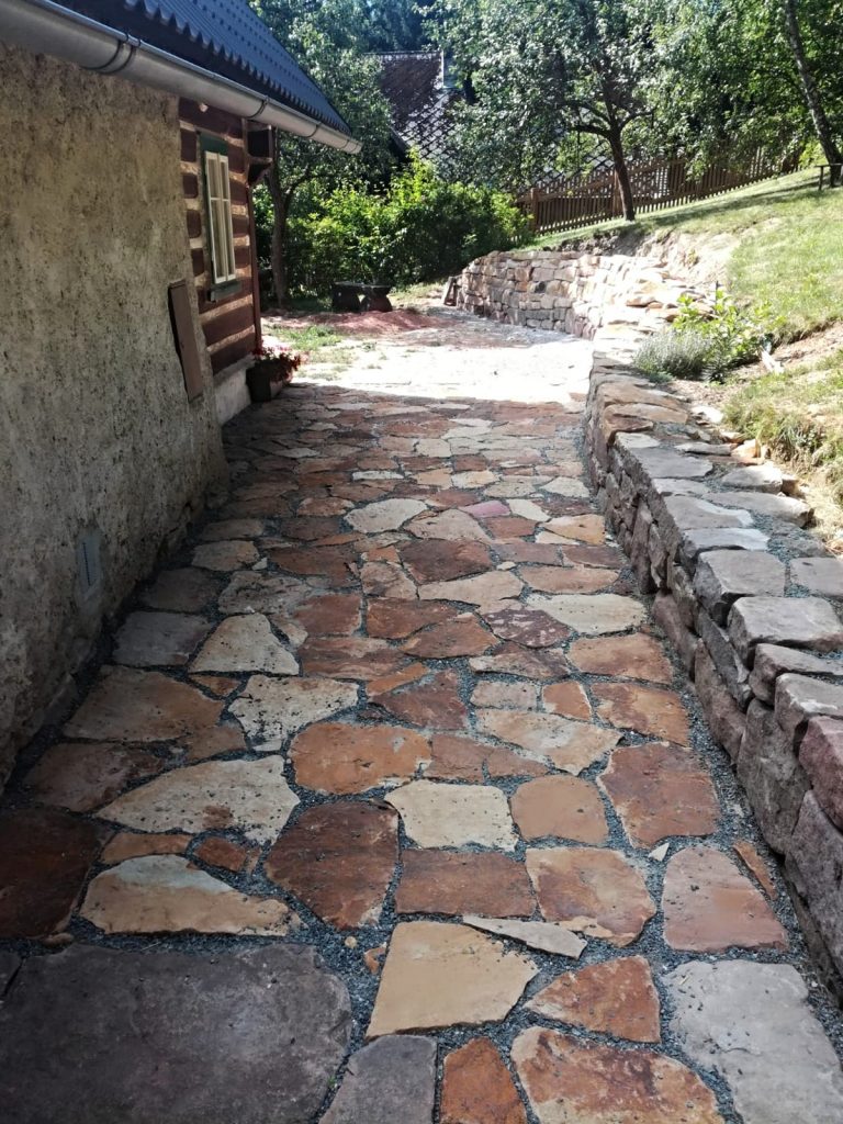 Pískovcová dlažba s přirozenou texturou a barevnými odstíny Pískovcová dlažba s přirozenou texturou a barevnými odstíny