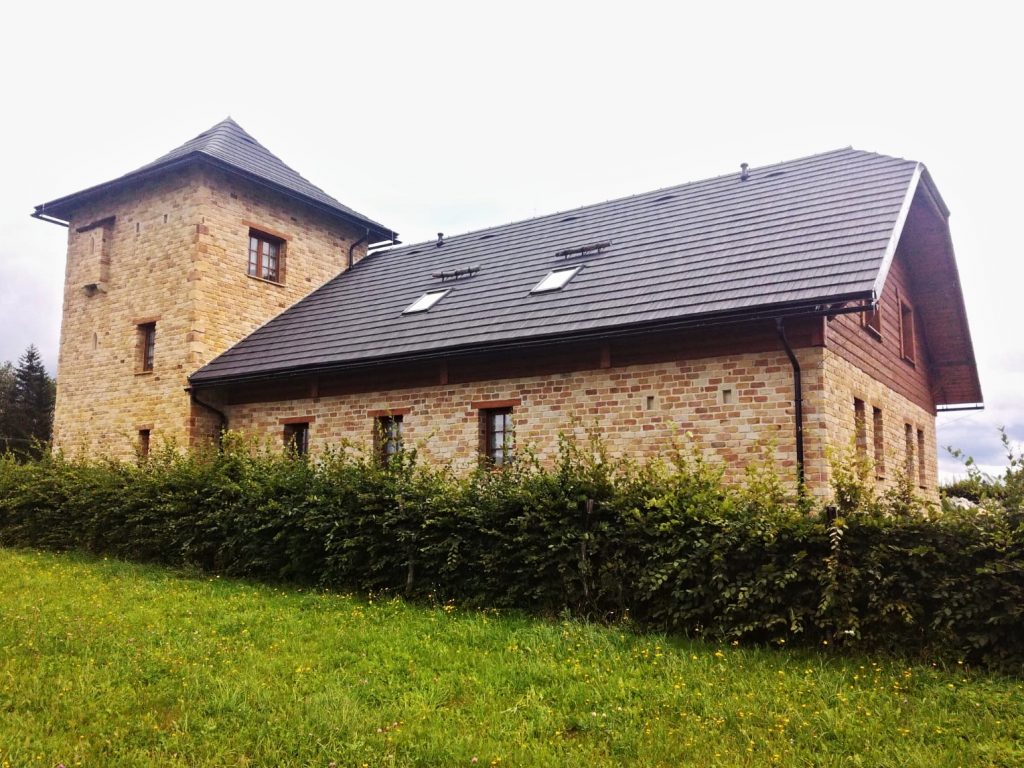 Kamenná fasáda z pískovce kamenolomu Vyhnánov Kamenná fasáda z pískovce kamenolomu Vyhnánov