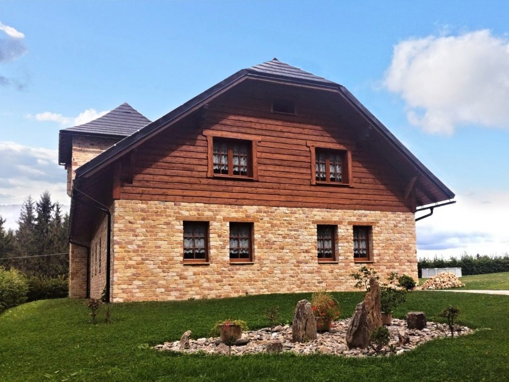 Luxusní kamenný obklad z vyhnánovského pískovce – ručně sekaný z masivu Kamenná obkladová zeď