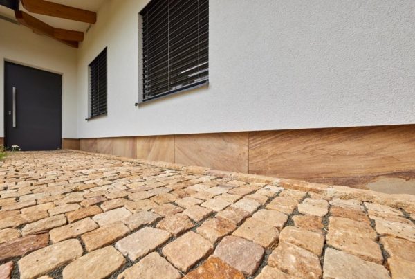 Pískovcové dlažební kostky u rodinného domu