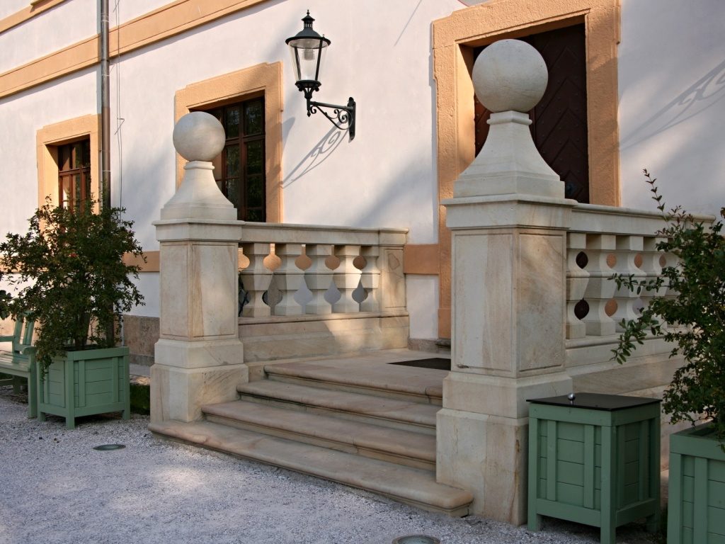 Kuks 2 Pískovcové schody na zámku Kuks z extrémně tvrdého pískovce z kamenolomu Vyhnánov, zdobené historickými detaily, vedoucí k baroknímu areálu.