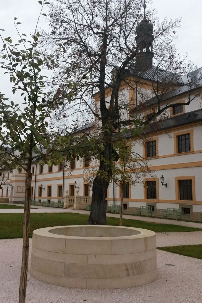 Kuks 3 kamenná studna na zámku kuks