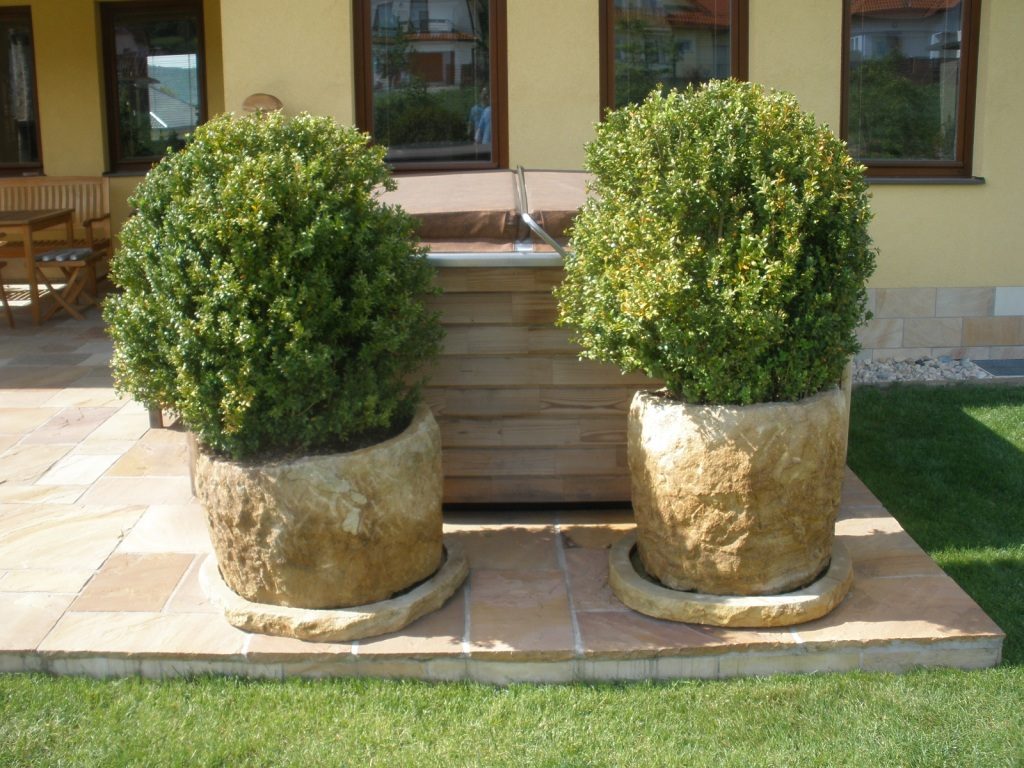 Kamenný květináč z pískovce. Ideální pro dekoraci zahrad, teras. Kamenný květináč z pískovce. Ideální pro dekoraci zahrad, teras.