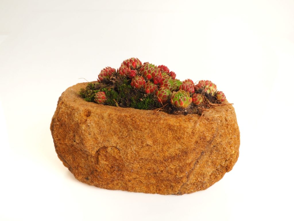 Kamenný květináč z pískovce. Ideální pro dekoraci zahrad, teras, balkónů i interiéru. Kamenný květináč z pískovce z kamenolomu Vyhnánov.