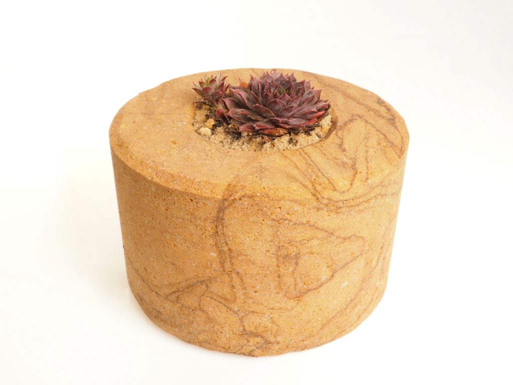 Pískovcový květináč s jedinečnou kresbou a přírodními barvami . Ideální pro zahrady , terasy i interiéry. Pískovcový květináč z kamenolomu Vyhnánov s jedinečnou kresbou a přírodními barvami . Ideální pro zahrady , terasy i interiéry.