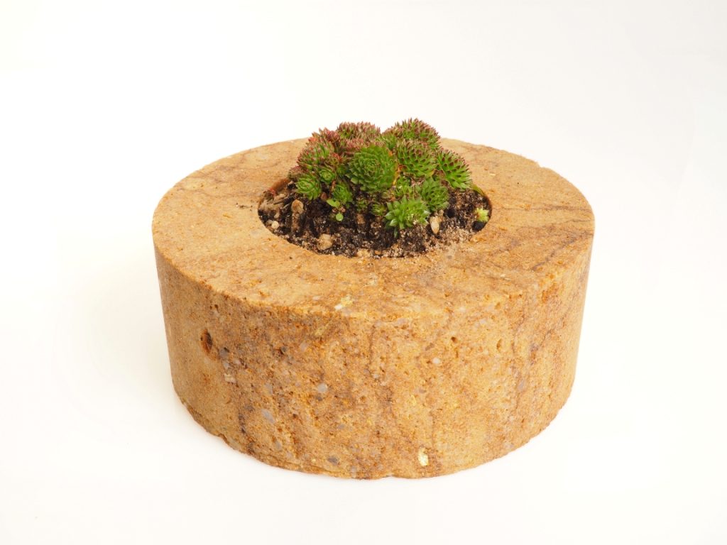 Kamenný květináč z pískovce s fládrováním a vysokým obsahem křemene. Odolný dekorativní prvek vhodný do exteriéru i interiéru. Kamenný květináč z pískovce s fládrováním a vysokým obsahem křemene. Odolný dekorativní prvek vhodný do exteriéru i interiéru.