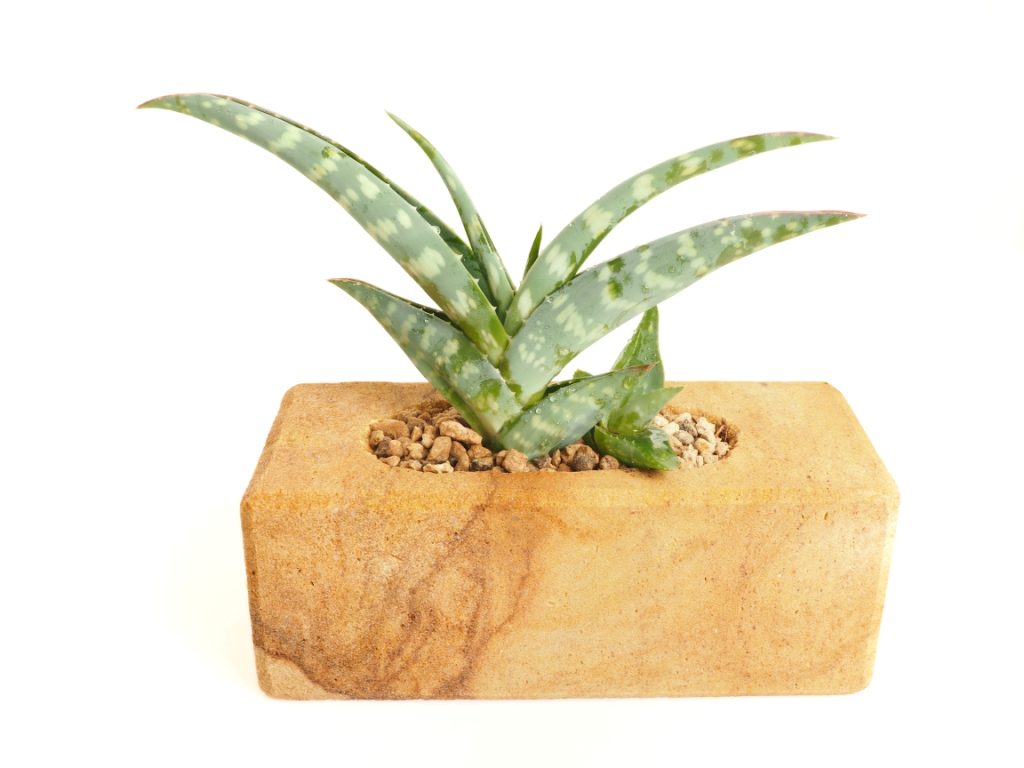 Kamenný květináč z pískovce s fládrováním a vysokým obsahem křemene. Odolný dekorativní prvek vhodný do exteriéru i interiéru. Kamenný květináč z přírodního pískovce. Ideální pro dekoraci zahrad, teras a balkónů.