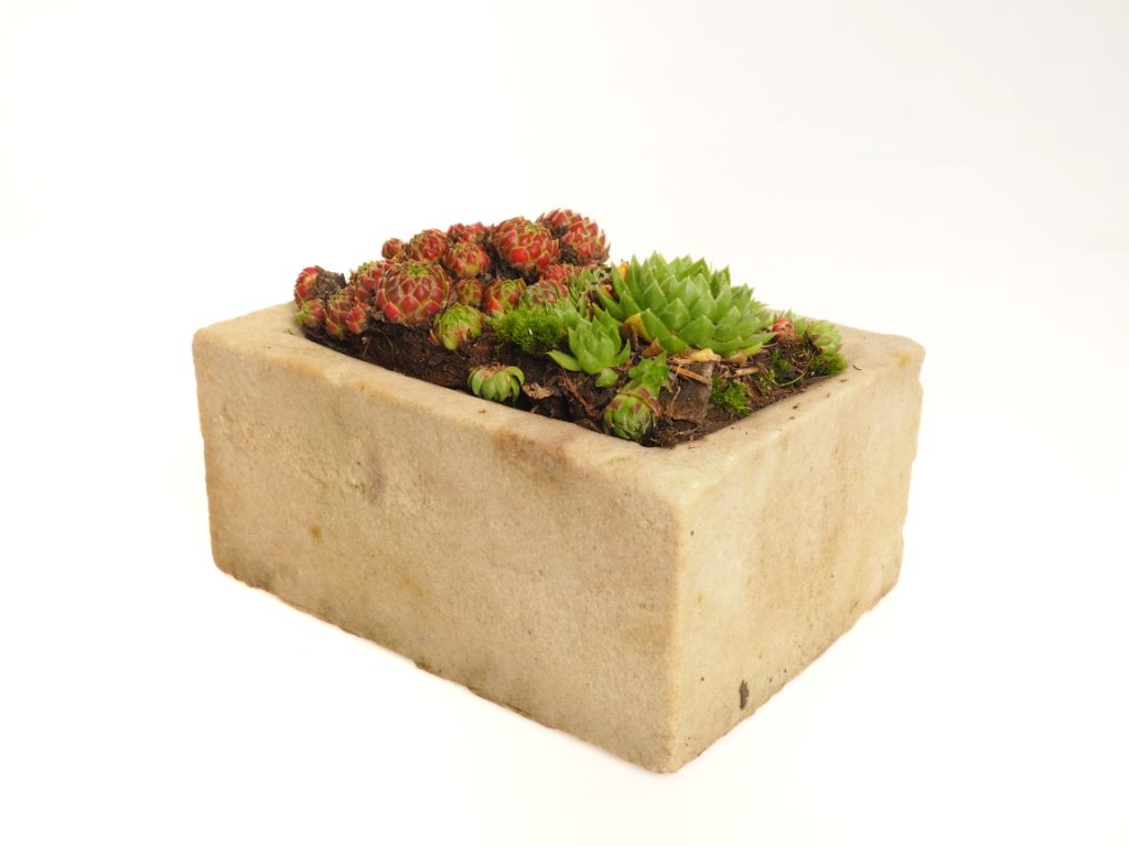 Kamenný květináč z přírodního pískovce. Ideální pro dekoraci zahrad, teras a balkónů. Pískovcový kamenný květináč - ručně opracovaný kámen s fládrováním a vysokou pevností. Ideální pro dekoraci zahrad, teras a balkónů. Kamenolom Vyhnánov