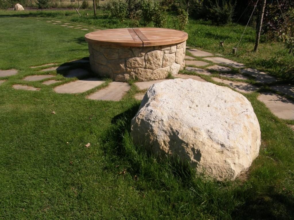 OLYMPUS DIGITAL CAMERA Kamenná studna