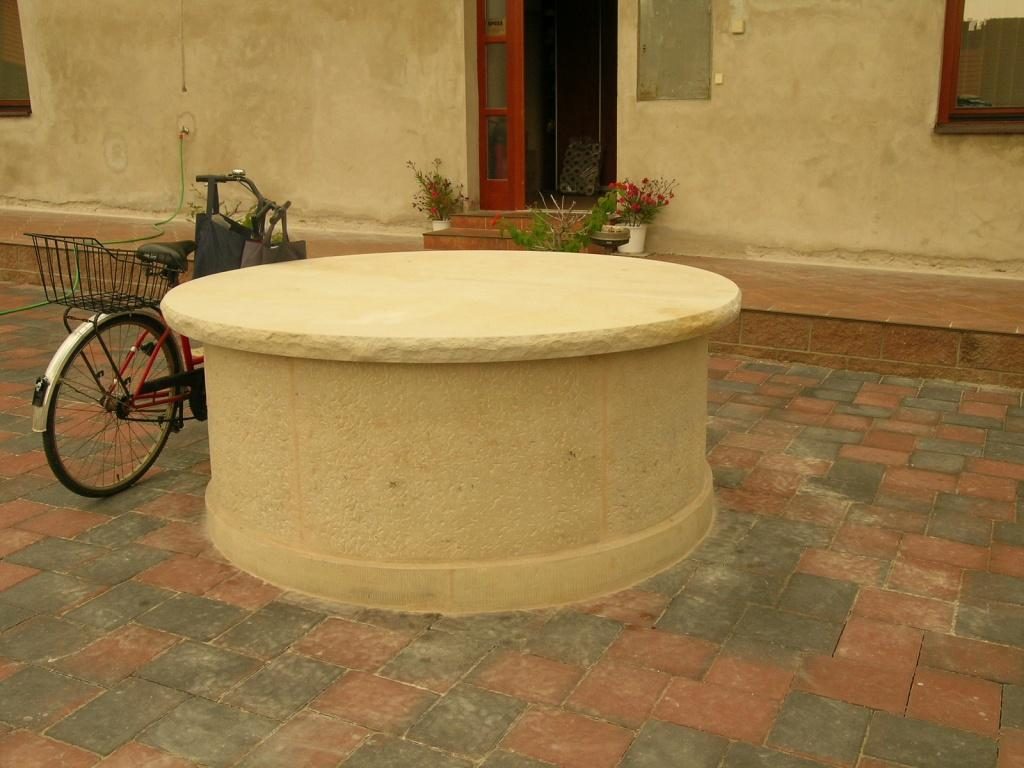 Studna kolo kamenná studna