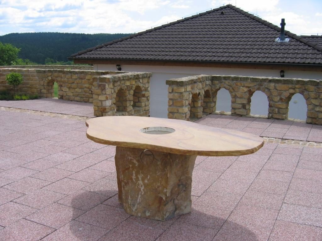 Stul otvor adrzbach safari koryta u Goldsmida Mikota Stanek 217 Kamenný stůl z pískovce