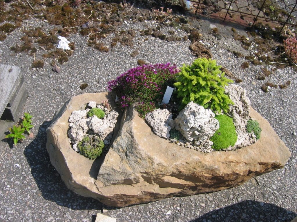 Pískovcový květináč -koryto je elegantní a odolný doplněk pro vaši zahradu, terasu nebo balkon. Pískovcový květináč -koryto je elegantní a odolný doplněk pro vaši zahradu, terasu nebo balkon.