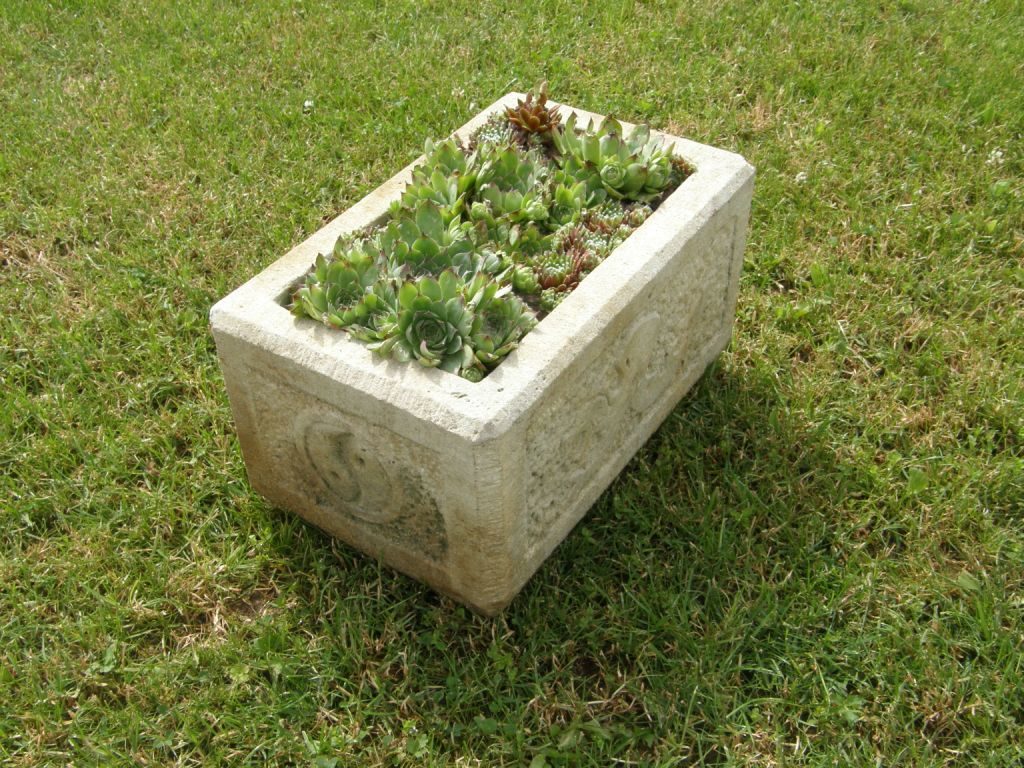 Pískovcový květináč - elegantní a odolný doplněk pro vaši zahradu, terasu nebo balkon. Květináč, který přežije i vaše rostliny. Pískovcový květináč - elegantní a odolný doplněk pro vaši zahradu, terasu nebo balkon. Květináč, který přežije i vaše rostliny.