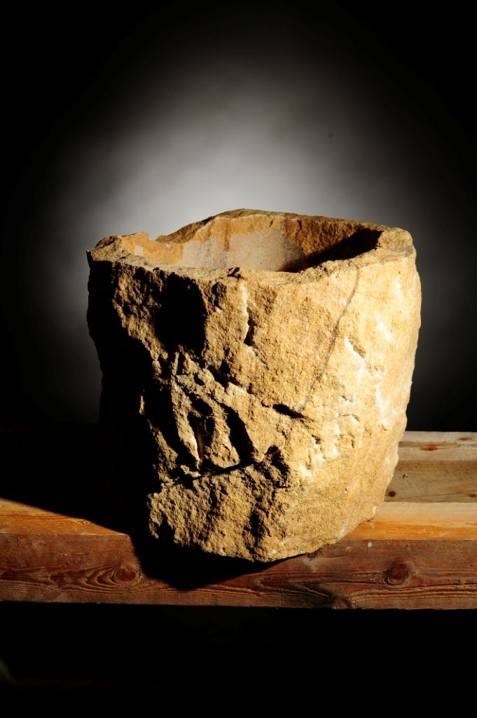 Ručně vyrobený pískovcový květináč, jedinečný doplněk vaší zahrady Ručně vyrobený pískovcový květináč, jedinečný doplněk vaší zahrady Kamenolom Vyhnánov