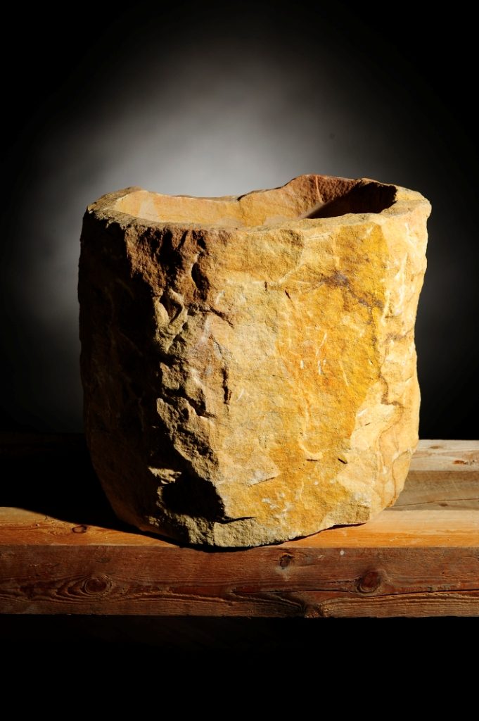 Tento drsný, přírodní pískovcový květináč dodá vašim zahradám a terasám jedinečný šarm. Velký pískovcový hrubý květináč z kamenolomu Vyhnánov.