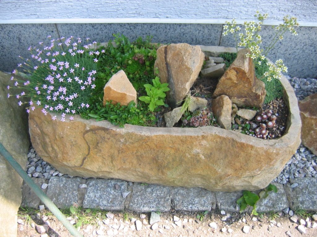 Pískovcový květináč z kamenolomu Vyhnánov dodá vaší zahradě nebo terase rustikální šarm. Kamenný květináč z pískovce z kamenolomu Vyhnánov.