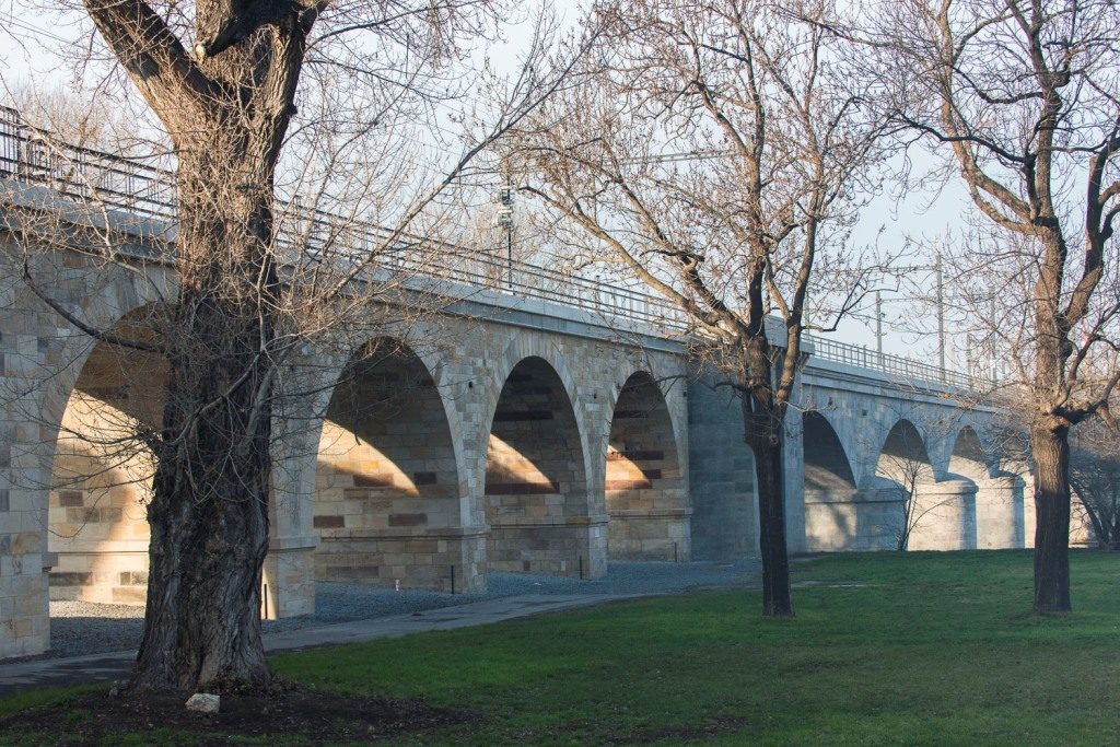 Negrelliho viadukt, známý také jako karlínský viadukt, je chráněná památka, a jeho rekonstrukce probíhala pod dohledem památkářů. Pískovec pro stavby a renovace. Negrelliho viadukt, známý také jako karlínský viadukt, je chráněná památka, a jeho rekonstrukce probíhala pod dohledem památkářů.