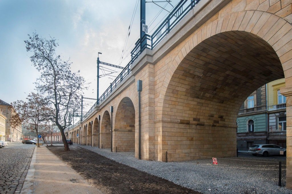 Negrelliho viadukt po renovaci. Pískovec pro stavby a renovace. Negrelliho viadukt po renovaci.