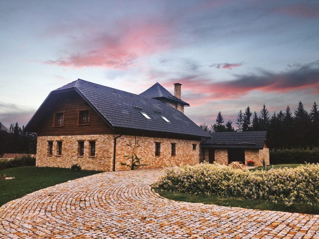 Kamenná fasáda a příjezdová cesta z pískovce Kamenná fasáda a příjezdová cesta z pískovce