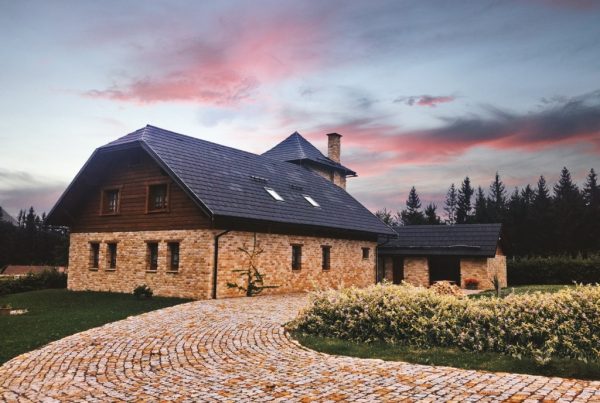 Kamenná fasáda a příjezdová cesta z pískovce