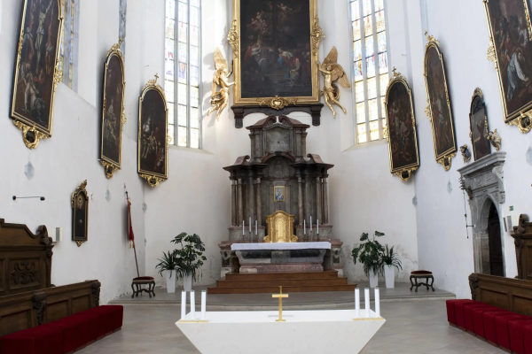 Pískovcový oltář v Proboštském a kapitulním chrámu Povýšení sv. Kříže v Litomyšli navrhl Štěpán Jílek, produktový designér, sochař a fotograf.