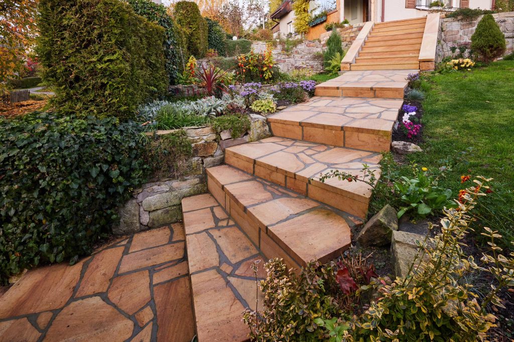 Zahradní schodiště z nepravidelných kusů pískovce. Tzv. anglická dlažba pro přírodní a rustikální vzhled. Pískovcové schody z nepravidelných kusů pískovce z kamenolomu Vyhnánov. Anglická dlažba pro přírodní a rustikální vzhled.