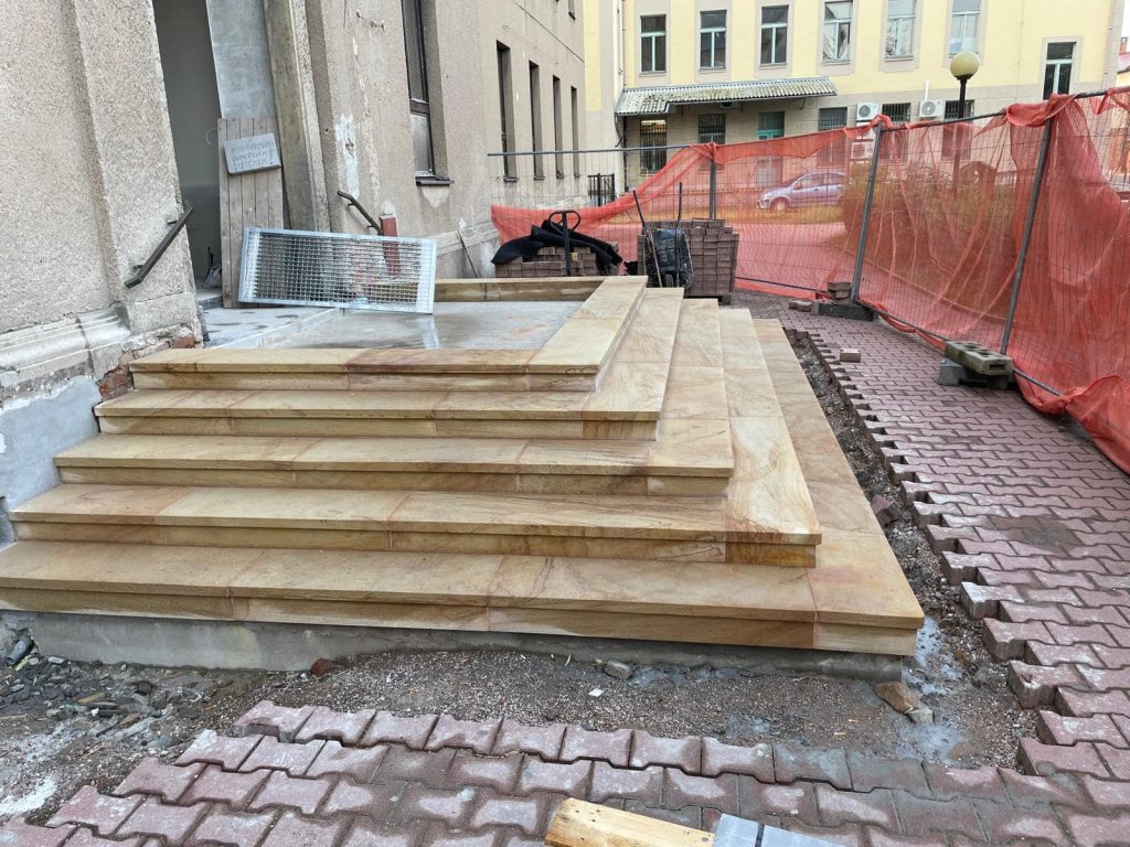 Kamenné schody z pískovce navržené pro historickou budovu. Kamenné schody z pískovce z kamenolomu Vyhnánov navržené pro historickou budovu. Tradiční řemeslné zpracování s důrazem na odolnost a dobový vzhled.