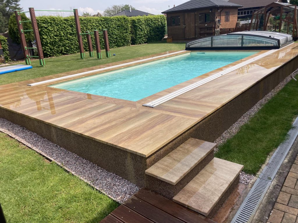 Kamenné schody k bazénu z pískovce. Precizně zpracované tzv. fládrování s kresbou ladící s dlažbou okolo bazénu, na přání zákazníka. Pískovec je chemicky odolný a díky vysokému obsahu křemene je mrazuvzdorný. Kamenné schody k bazénu z pískovce z kamenolomu Vyhnánov. Precizně zpracované tzv. fládrování s kresbou ladící s dlažbou okolo bazénu, na přání zákazníka. Pískovec je chemicky odolný a díky vysokému obsahu křemene je mrazuvzdorný.