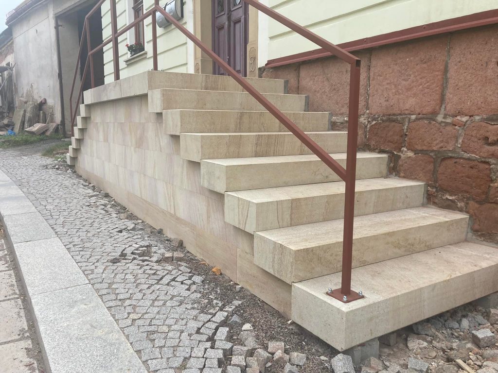 Masivní kamenné schody z pískovce z kamenolomu Vyhnánov u vstupu do domu v Trutnově. Masivní kamenné schody z pískovce z kamenolomu Vyhnánov u vstupu do domu v Trutnově. Odolné a estetické řešení z přírodního kamene.