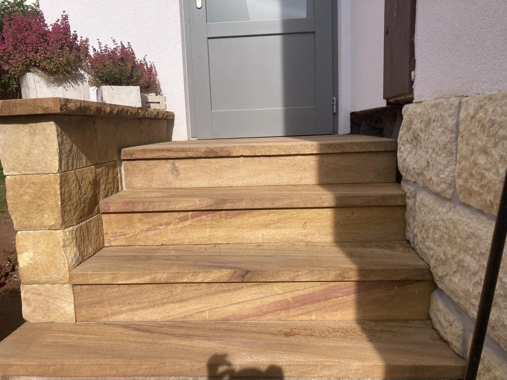 Kamenný obklad z pískovce z kamenolomu Vyhnánov. Kamenný obklad z pískovce z kamenolomu Vyhnánov. Přírodní materiál s jedinečnou texturou pro estetické a odolné povrchové úpravy.