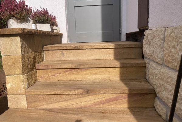 Kamenný obklad z pískovce z kamenolomu Vyhnánov. Přírodní materiál s jedinečnou texturou pro estetické a odolné povrchové úpravy.