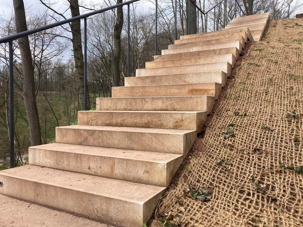 Masivní kamenné schody z nejtvrdšího českého pískovce z kamenolomu Vyhnánov na zámku Náchod. Pískovcové schody z nejtvrdšího českého pískovce z kamenolomu Vyhnánov na zámku Náchod. Odolné historické schodiště s dlouhou životností.