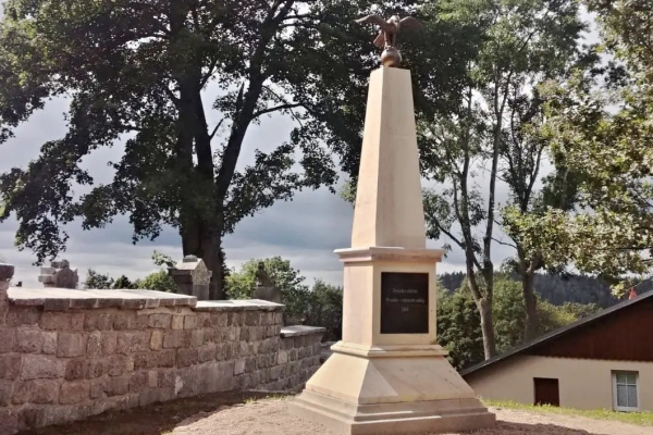 V Kořenově stojí pískovcový pomník obětem prusko-rakouské války z roku 1866.