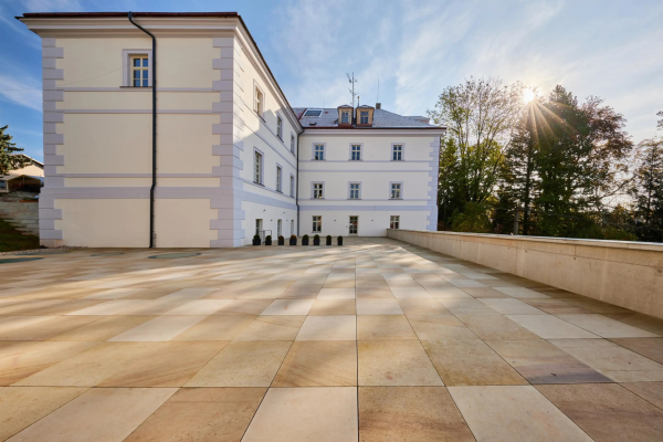 Nádvoří kláštera v Nové Pace se nově pyšní nádhernou dlažbou, která působí zlatavým dojmem.