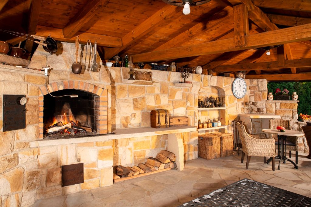 Zahradní kamenná kuchyně z pískovce Zahradní kamenná kuchyně z pískovce