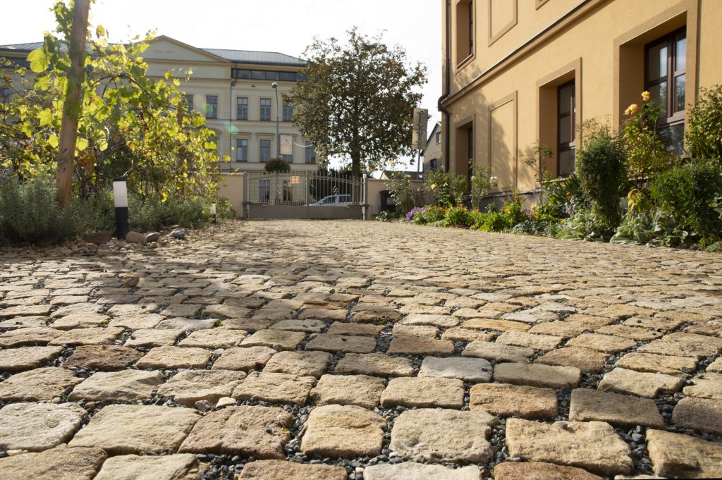 Fara Radotín Nová příjezdová cesta z dlažebních kostek na faře Radotín.
