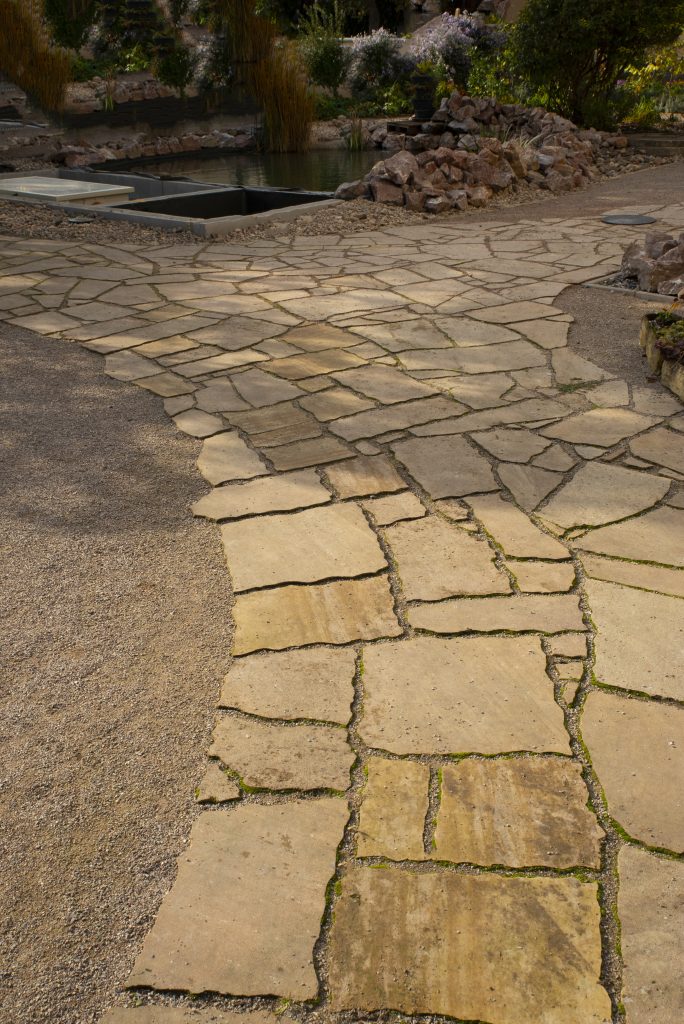 Pískovcová dlažba Pískovcová dlažba - každý kus kamenné dlažby je originál, který krásně ladí s prostředím.