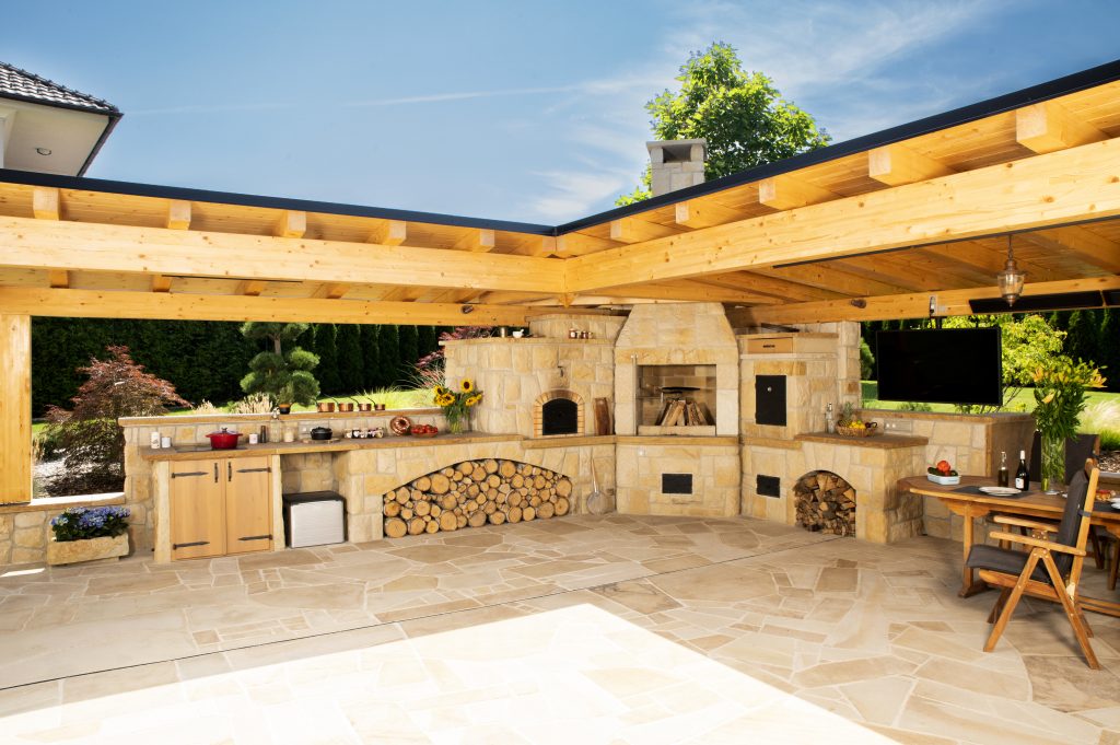 Pískovcová zahradní kuchyně z přírodního kamene, ručně opracovaná s odolným a nadčasovým designem. Pískovcová zahradní kuchyně z přírodního kamene, ručně opracovaná s odolným a nadčasovým designem.