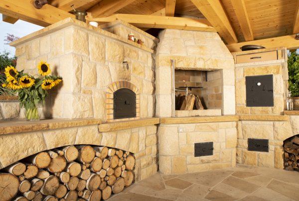 Pískovcová zahradní kuchyně z přírodního kamene, ručně opracovaná s odolným a nadčasovým designem.