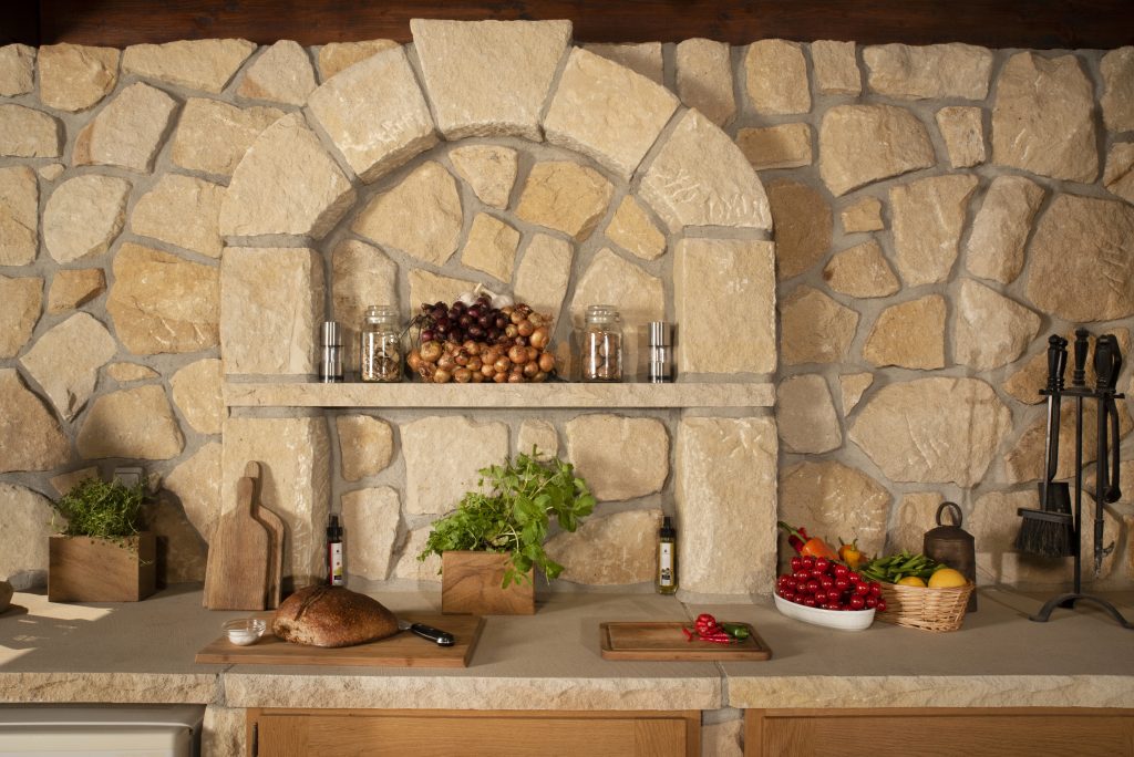 Pískovcová zahradní kuchyně z přírodního kamene. Pískovcová zahradní kuchyně z přírodního kamene.