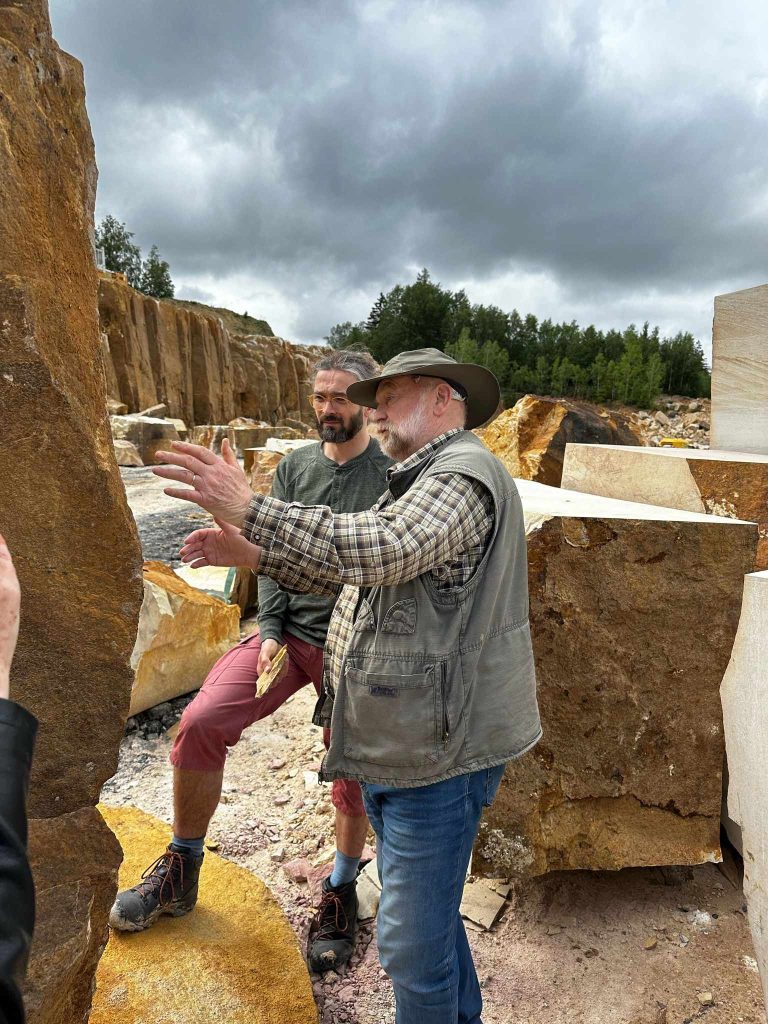 Proděkan Filozofické fakulty UK, Martin Pehal, a akademický sochař Vojtěch Adamec vybírají vhodný kámen v kamenolomu Vyhnánov. Proděkan Filozofické fakulty UK, Martin Pehal, a akademický sochař Vojtěch Adamec vybírají vhodný kámen v kamenolomu Vyhnánov.
