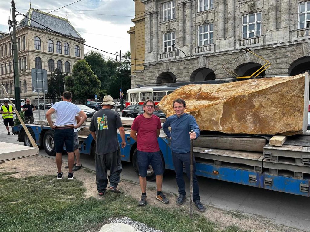 Pomník dorazil na nové místo, kde se stane symbolem vzpomínky. Pomník dorazil na nové místo, kde se stane symbolem vzpomínky.