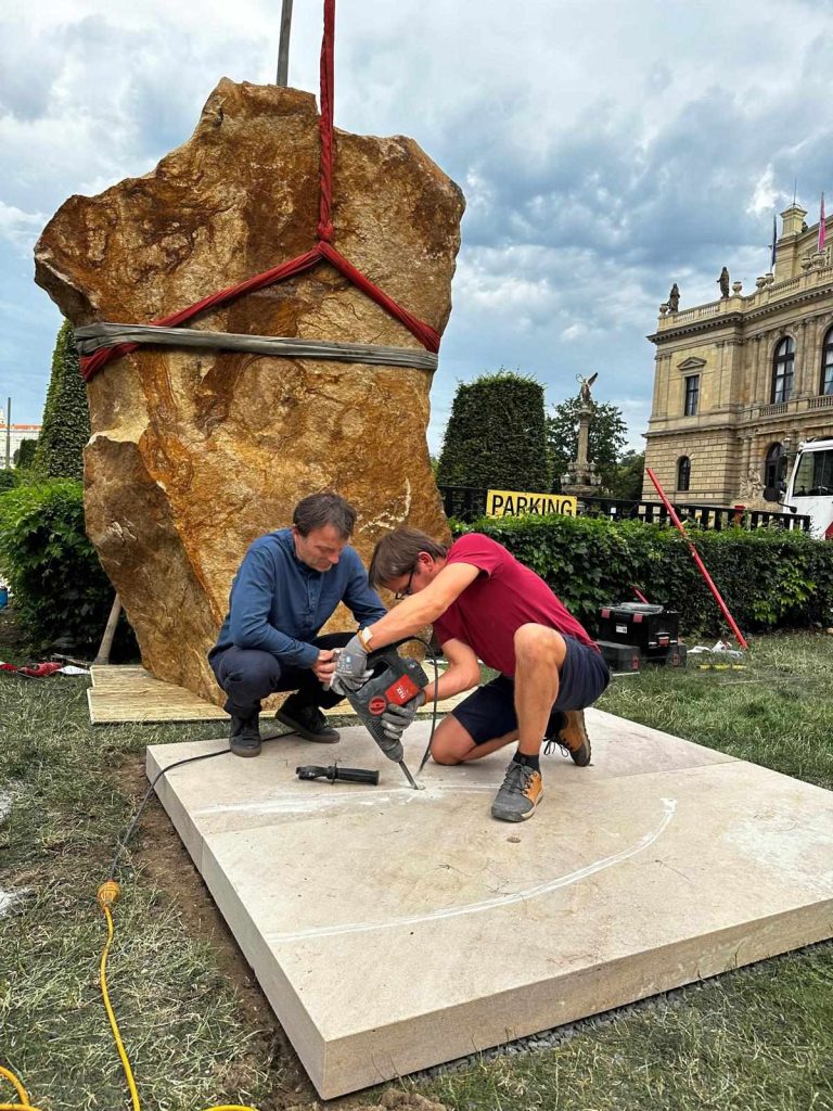 Usazování pomníku na pietní místo před budovou fakulty. Usazování pomníku na pietní místo před budovou fakulty.