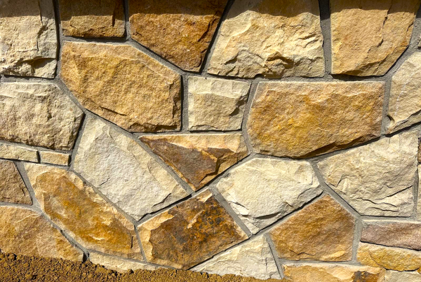 Kamenný obklad z pískovce Vyhnánov s rovnými betonovými spárami.