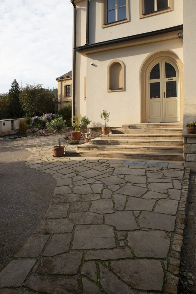 Fara Radotín Pískovec z kamenolomu Vyhnánov citlivě doplňuje historický ráz budovy i charakter místa.