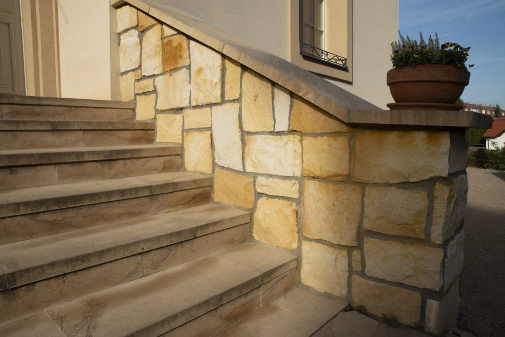 Kamenná zídka a schodiště z vyhnanského pískovce u vstupu do radotínské fary. Kamenná zídka a schodiště z vyhnanského pískovce u vstupu do radotínské fary.