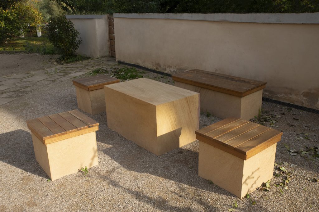 Fara Radotín Kombinace pískovce a dřeva ukazuje, jak přirozeně tyto materiály k sobě ladí.