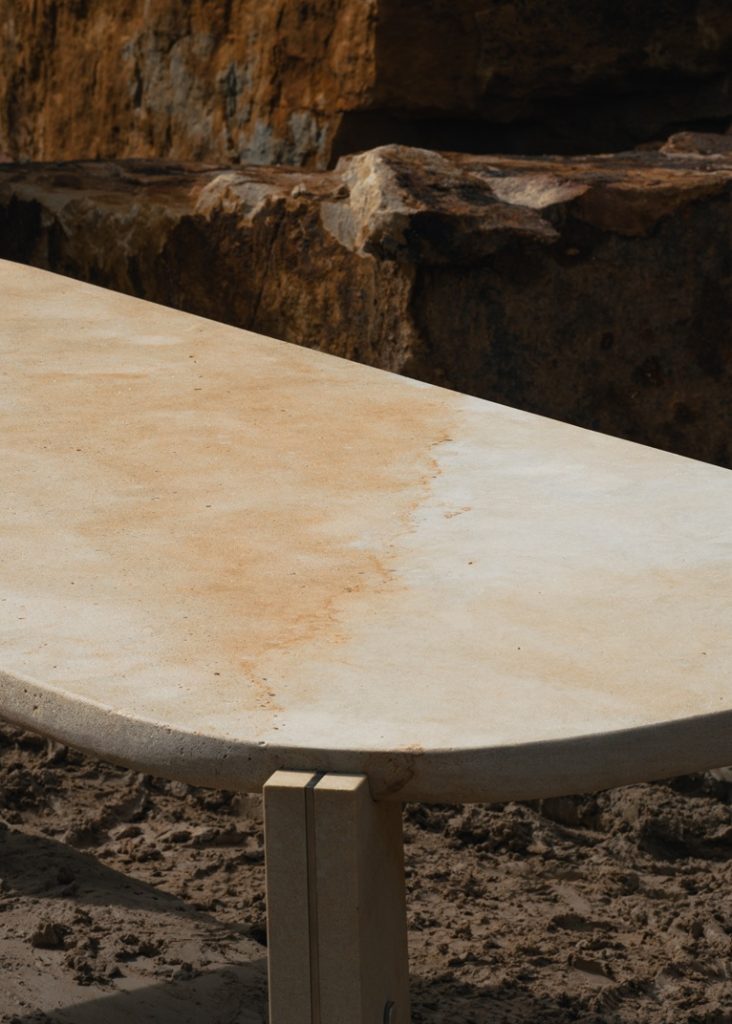 Jídelní stůl z pískovce v kamenolomu Vyhnánov. Pískovec z Vyhnánova je výjimečný nejen svou kresbou, ale i barevnou proměnlivostí - od jemné bílé až po teplé tóny oranžové.