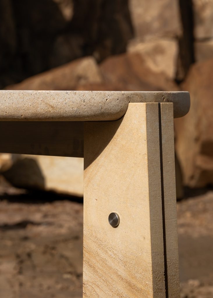 Detailní pohled na spoj jídelního stolu z pískovce kamenolomu Vyhnánov. Detailní pohled na spoj jídelního stolu z pískovce kamenolomu Vyhnánov.