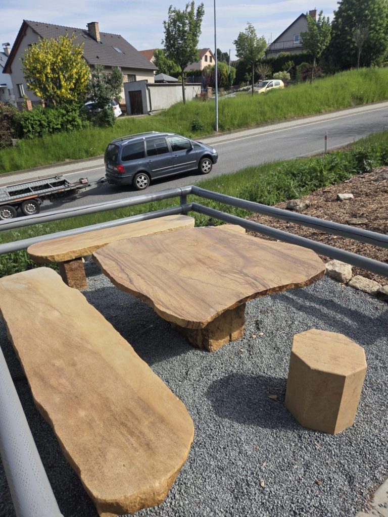 3c31ce63-c75a-47e7-aa3f-b61cc1997025 kamenný stůl a lavice z pískovce